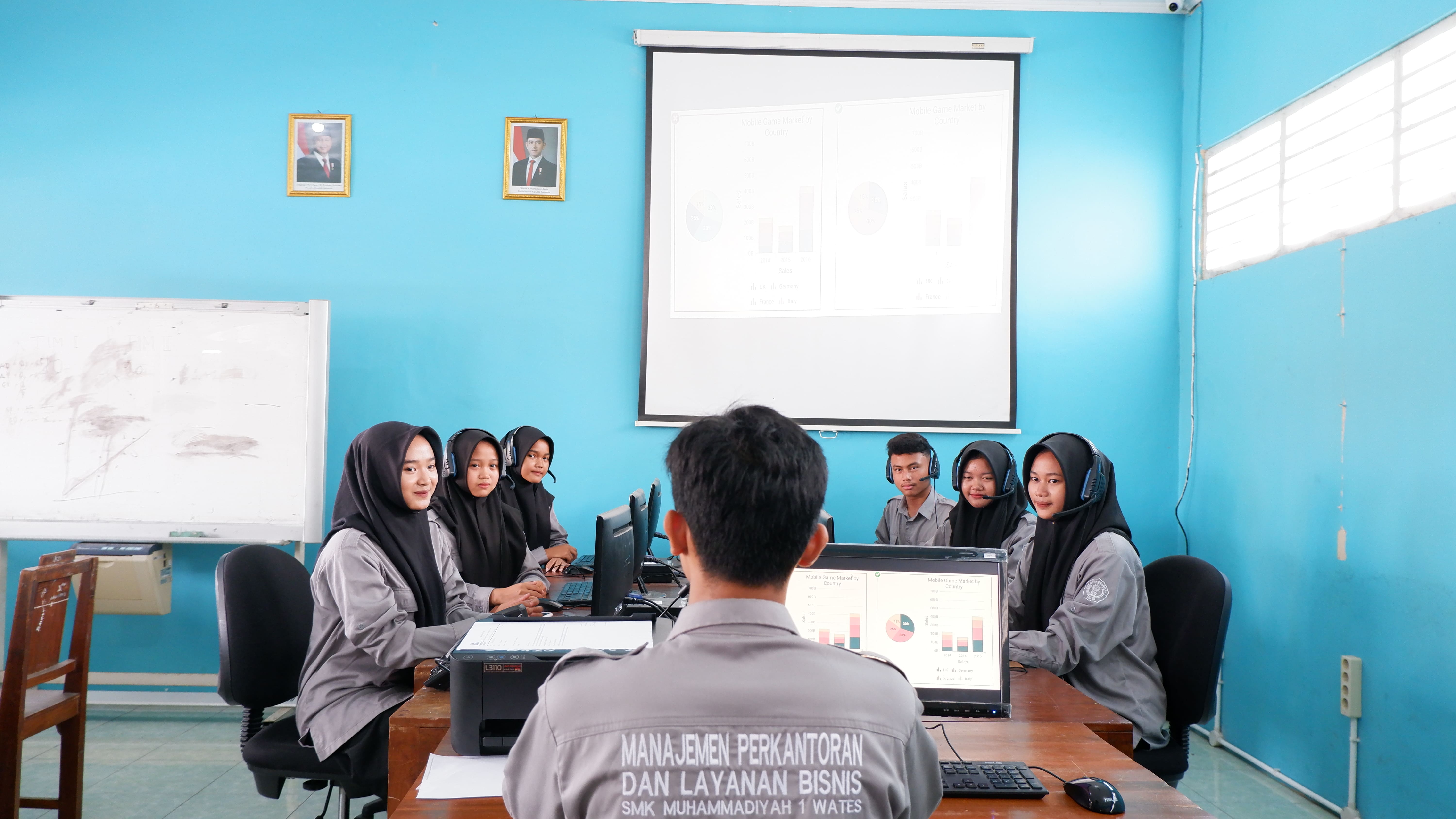 PROGRAM KEAHLIAN MANAJEMEN PERKANTORAN & LAYANAN BISNIS